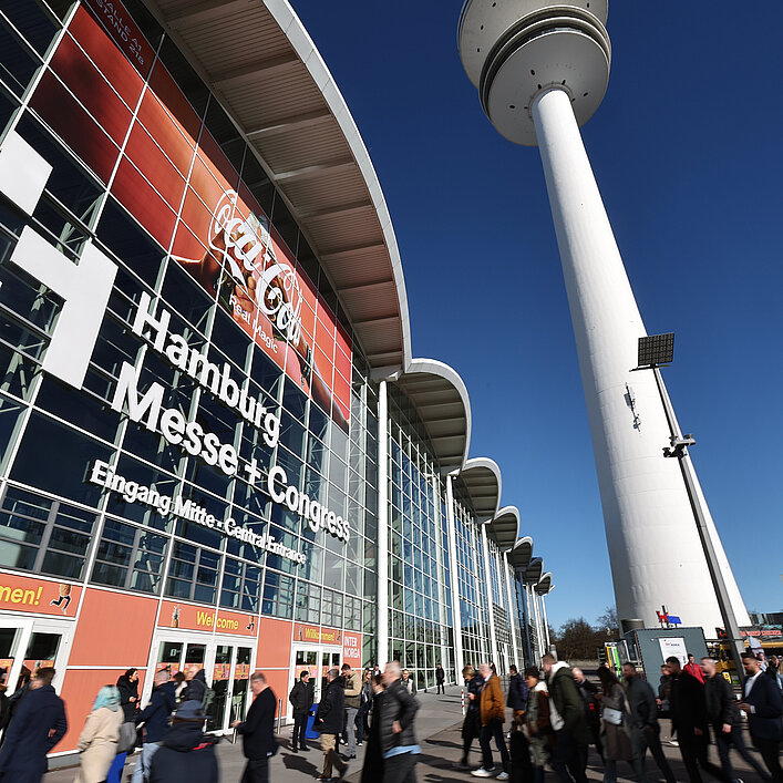 Eingangssituation der INTERNORGA, zu sehen ist die Eingangshalle, der Fernsehturm und Menschen