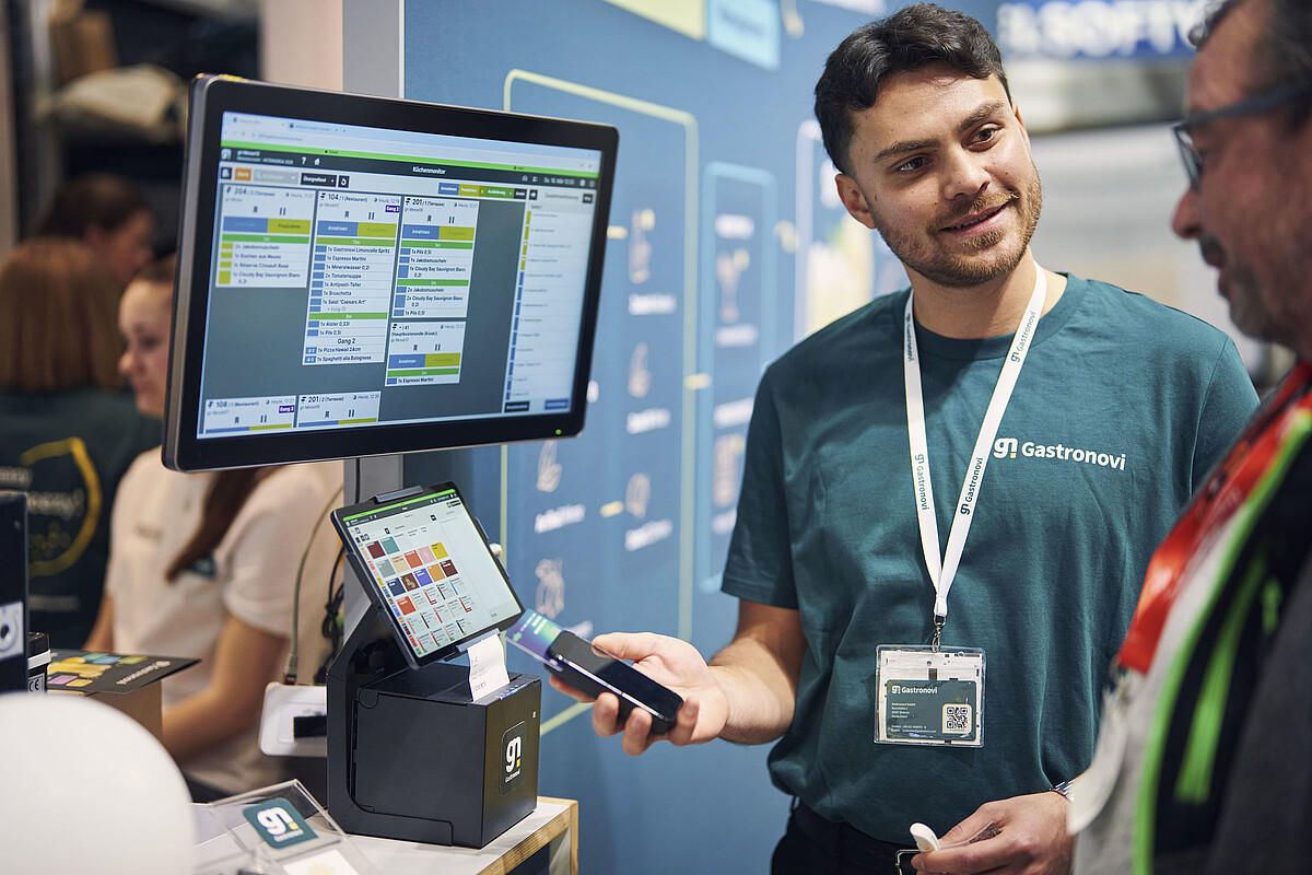 Dimostrazione di un sistema POS e gestionale digitale per la ristorazione professionale