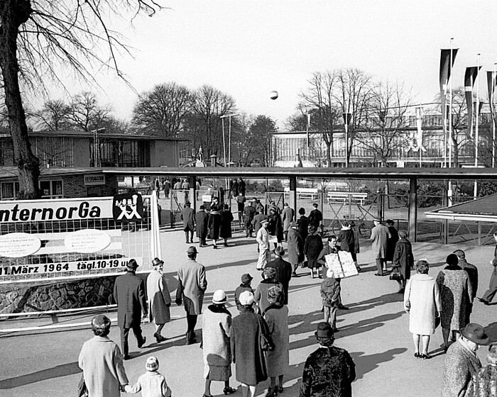 Visitors in front of the entrance to INTERNORGA 1964.