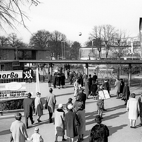 Visitors in front of the entrance to INTERNORGA 1964.