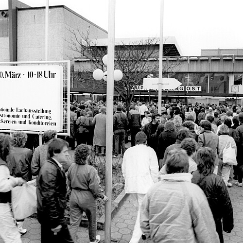 Visitors in front of the entrance to INTERNORGA in 1985.