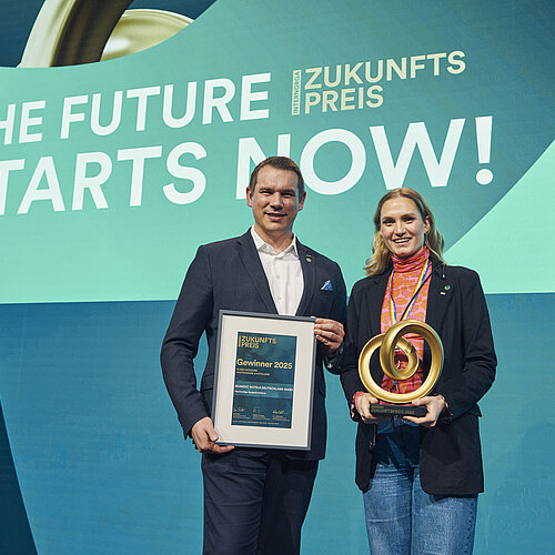 Ein Foto von zwei Menschen, darunter ein Gewinner des Zukunftspreises 2025. 