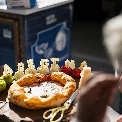 Ein Bild von einer Pizza, drum herum ist ein Schriftzug "Labergina" zu sehen.