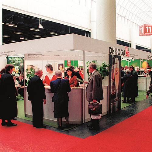 Visitors at the DEHOGA booth in 1992.