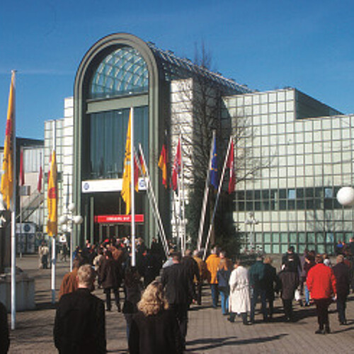 Visitors in front of the entrance to INTERNORGA 2000.