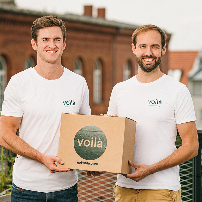 Pressebild Portrait Gründer Florian Berg & Julius Wiesenhütter mit Box