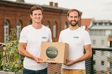 Pressebild Portrait Gründer Florian Berg & Julius Wiesenhütter mit Box
