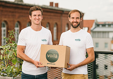 Pressebild Portrait Gründer Florian Berg & Julius Wiesenhütter mit Box