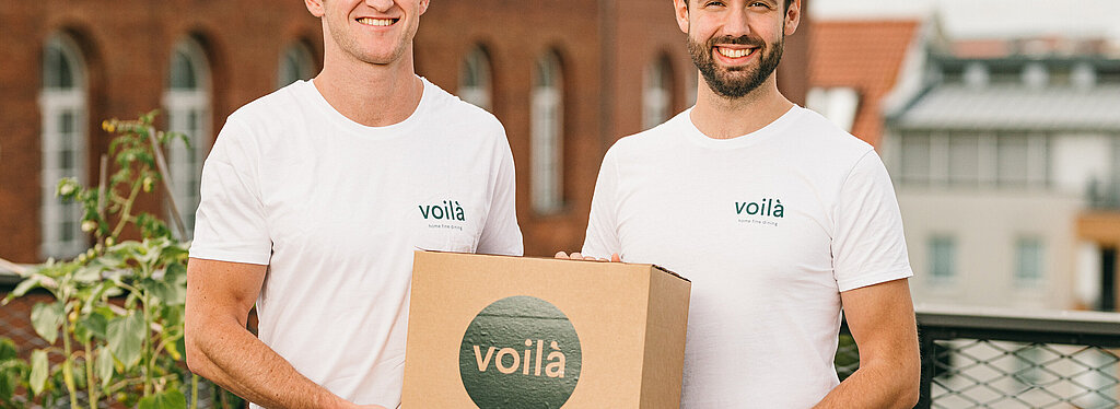 Pressebild Portrait Gründer Florian Berg & Julius Wiesenhütter mit Box