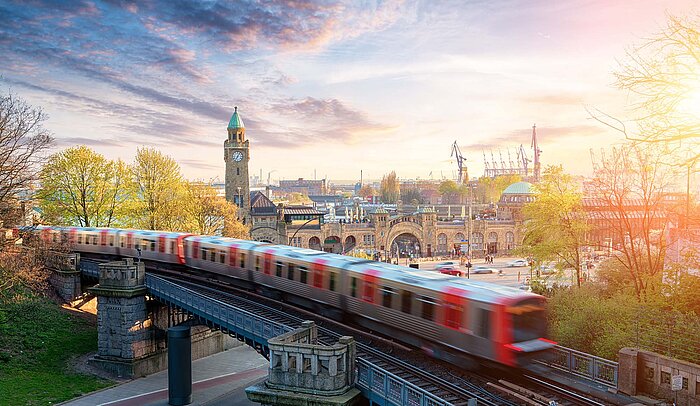 Eine S-Bahn fährt über eine Brücke nahe dem Hamburger Hauptbahnhof.