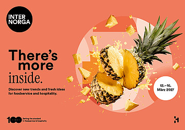 Key Visual der INTERNORGA 2027: Aufgeschnittene Ananas mit Fruchtstücken vor orangefarbenem Hintergrund. Daneben der Slogan ‚There’s more inside.‘ sowie der Hinweis auf die Messe vom 12. bis 16. März 2027.
