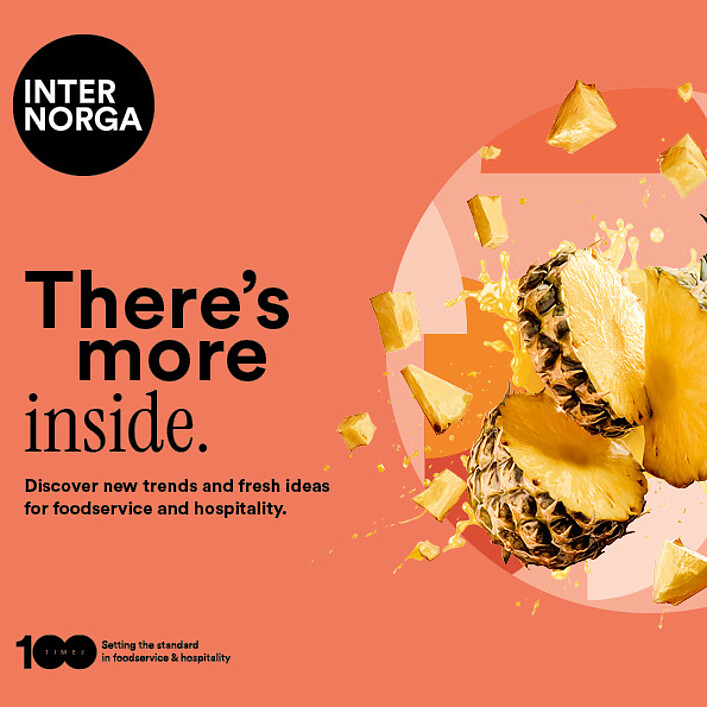 Key Visual der INTERNORGA 2026 Key Visual der INTERNORGA 2027: Aufgeschnittene Ananas mit Fruchtstücken vor orangefarbenem Hintergrund. Daneben der Slogan ‚There’s more inside.‘ sowie der Hinweis auf die Messe vom 12. bis 16. März 2027.