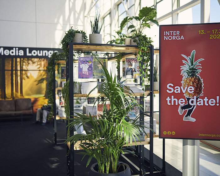 Ein Banner der INTERNORGA im Eingangsbereich der Messe