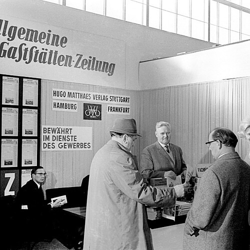 Matthaes Verlag's booth with visitors in 1966.
