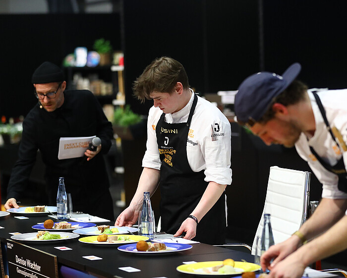Köche präparieren kulinarische Spezialitäten vor.